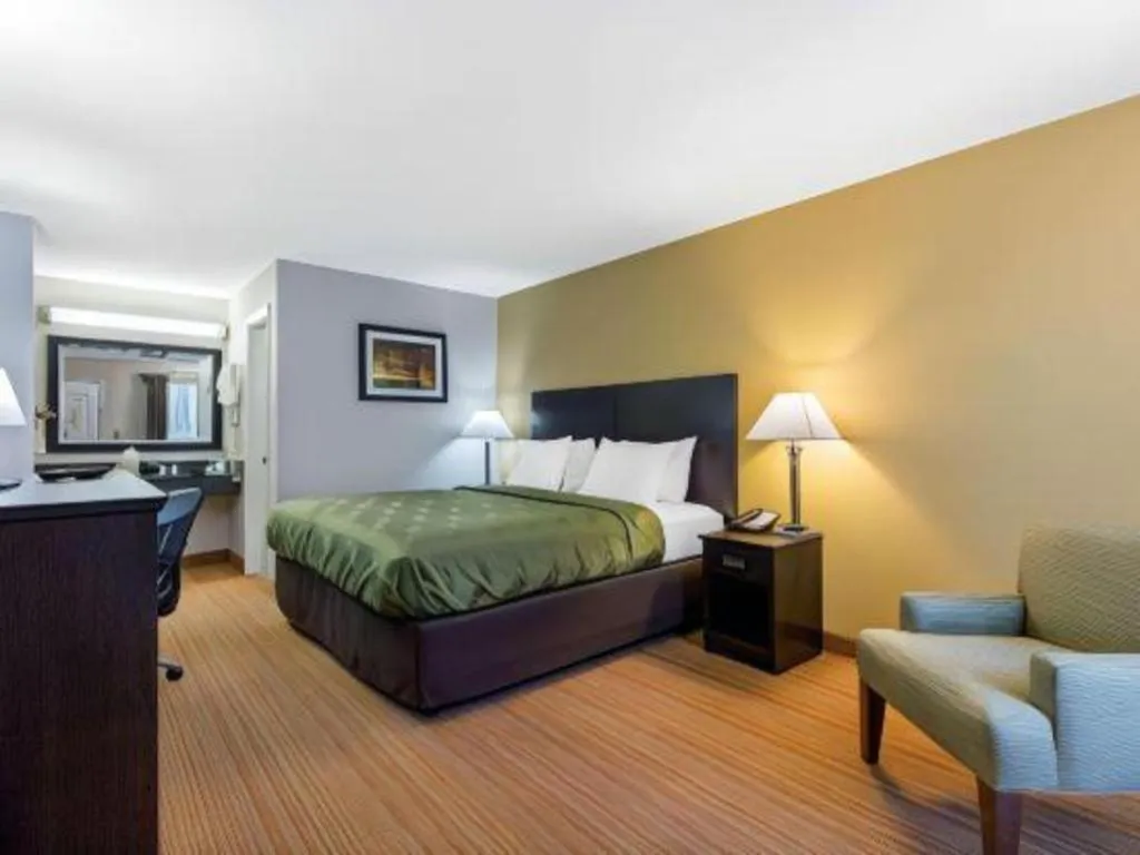 Bed in Quality Inn Arab Hwy 231