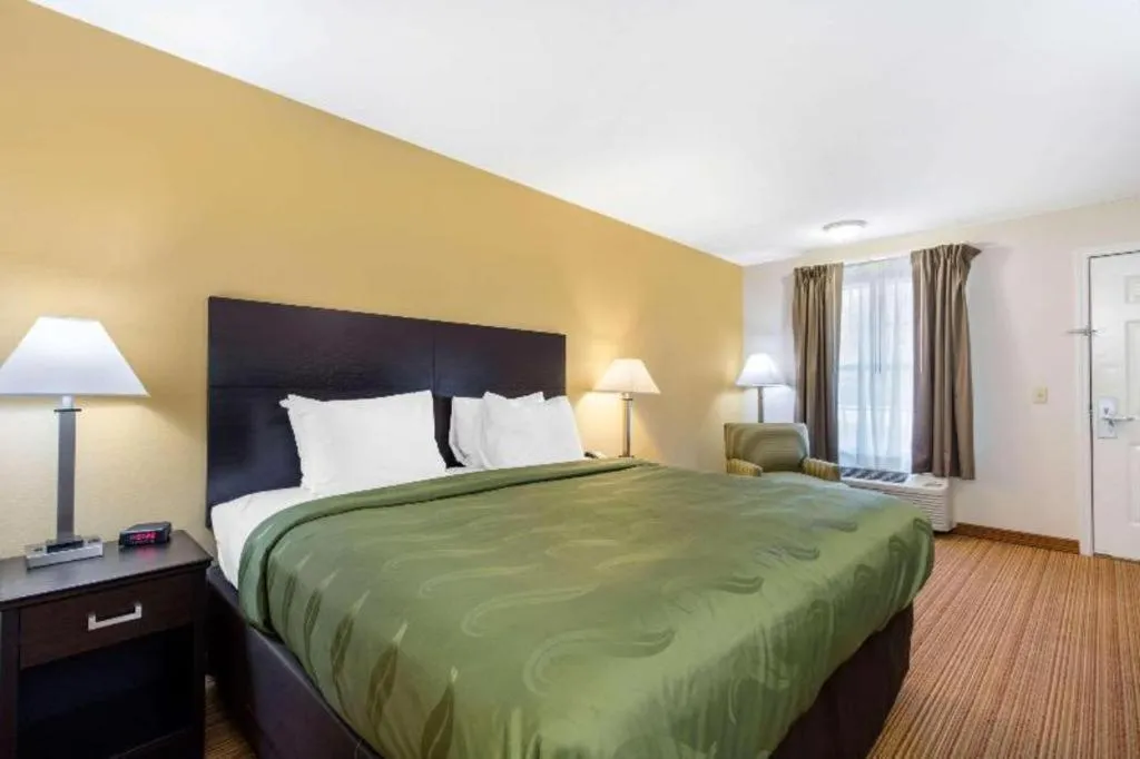 Bed in Quality Inn Arab Hwy 231