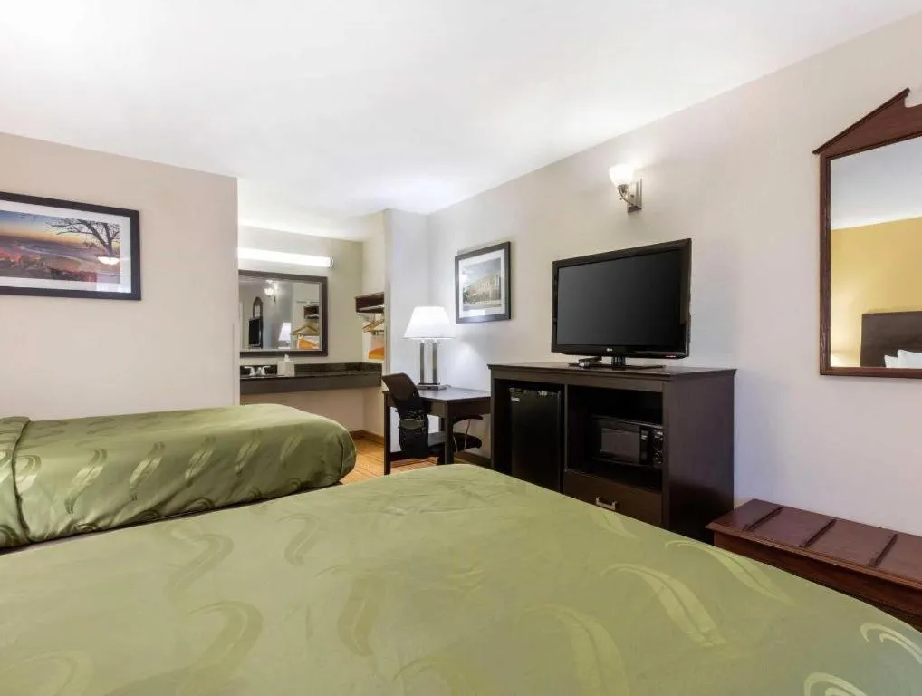 Bed in Quality Inn Arab Hwy 231