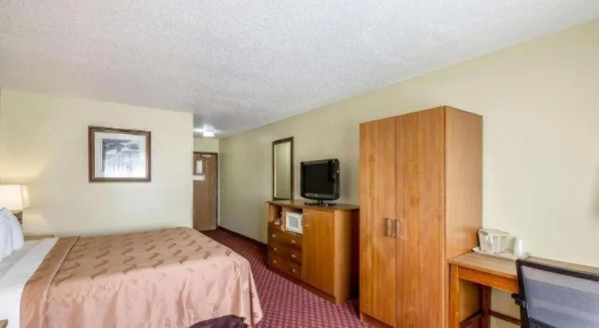 Bed in Quality Inn Mineral Point