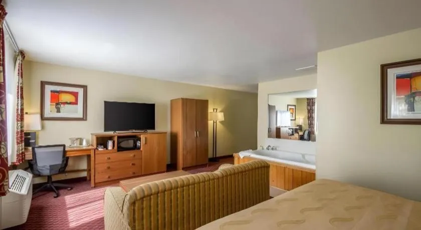 Bed in Quality Inn Mineral Point