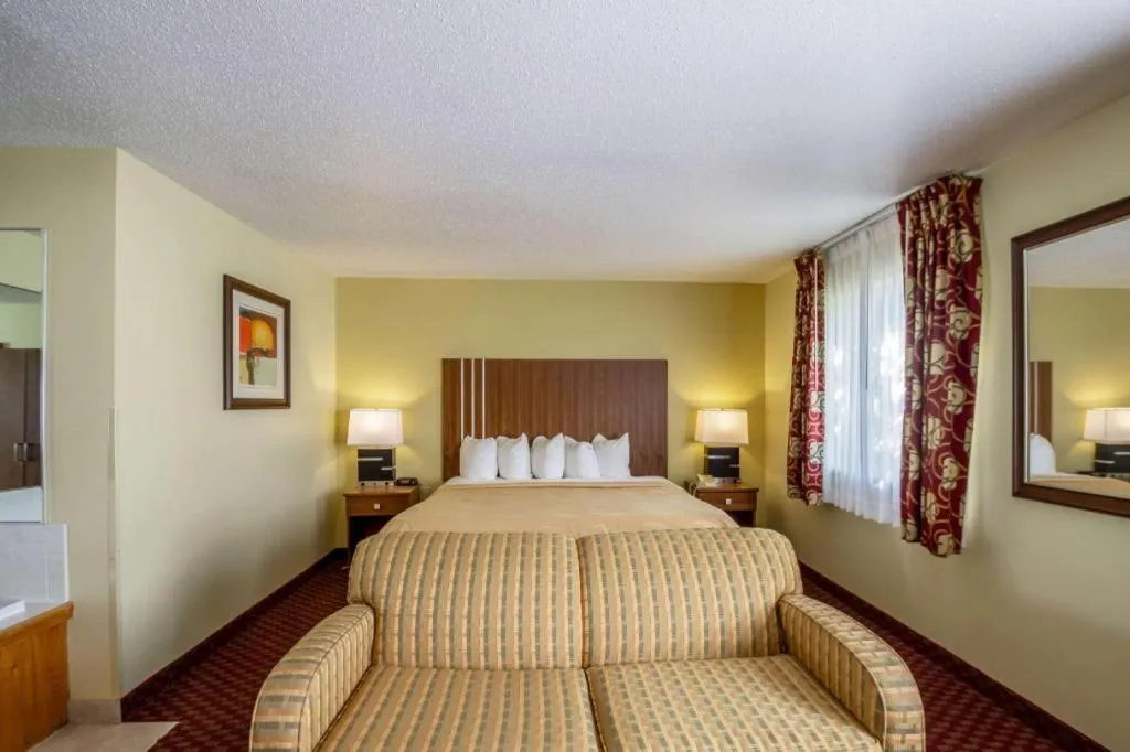 Bed in Quality Inn Mineral Point