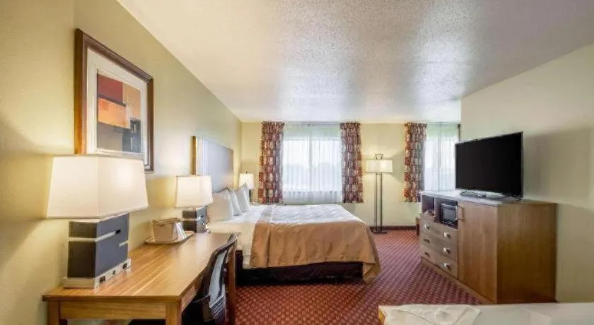 Bed in Quality Inn Mineral Point
