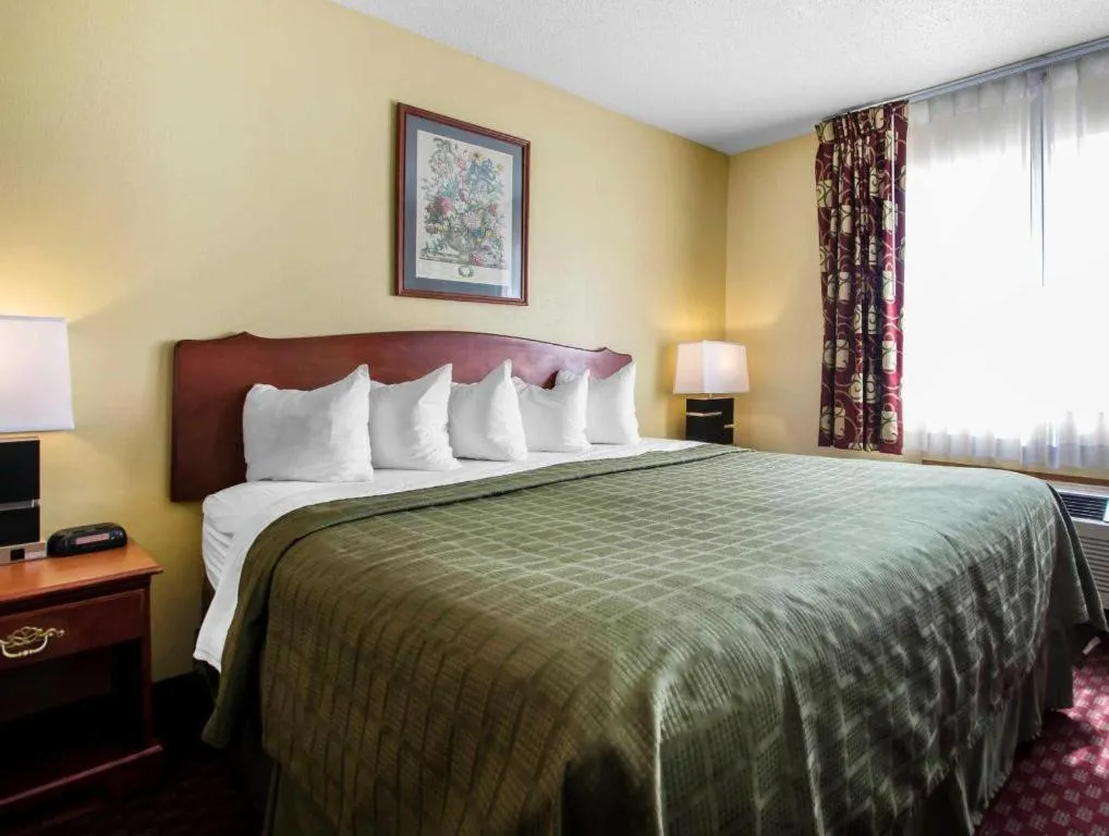 Bed in Quality Inn Mineral Point
