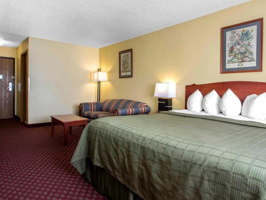 Bed in Quality Inn Mineral Point