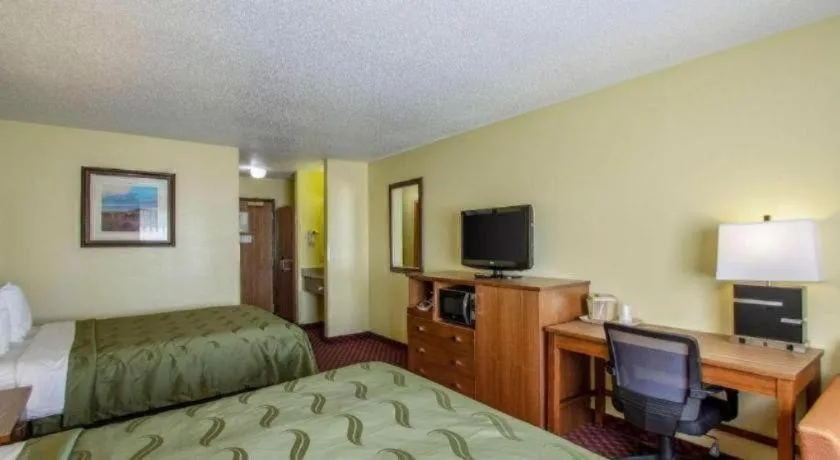Bed in Quality Inn Mineral Point