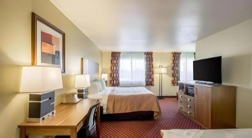 Bed in Quality Inn Mineral Point