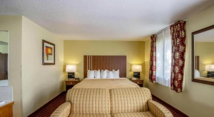 Bed in Quality Inn Mineral Point