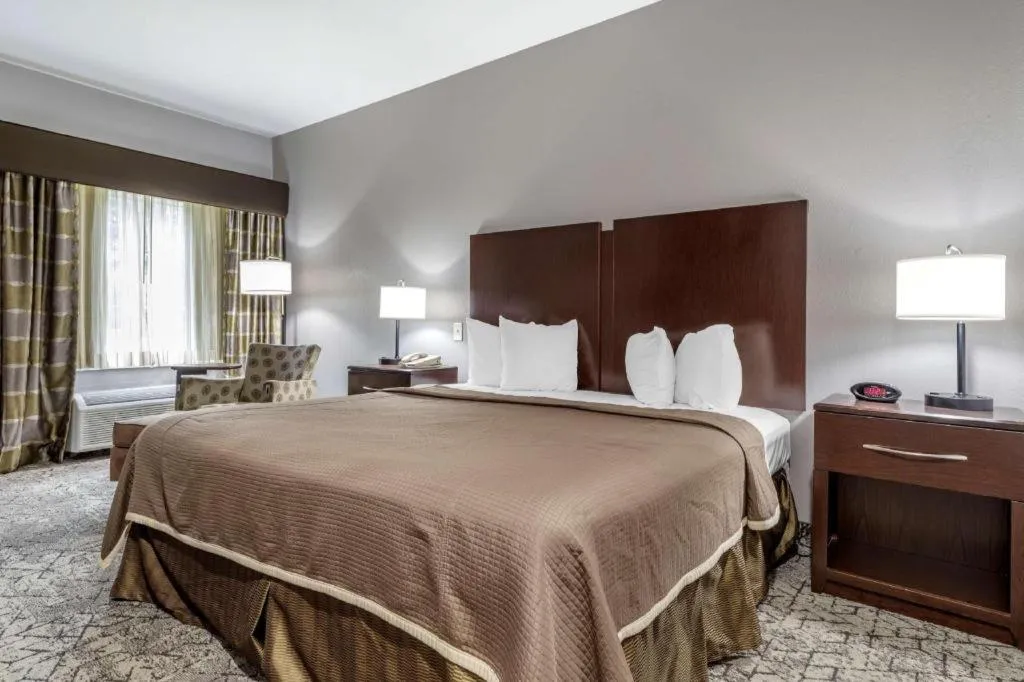 Bed in Best Western Oakdale Inn