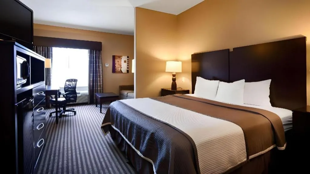 Bed in Best Western Oakdale Inn