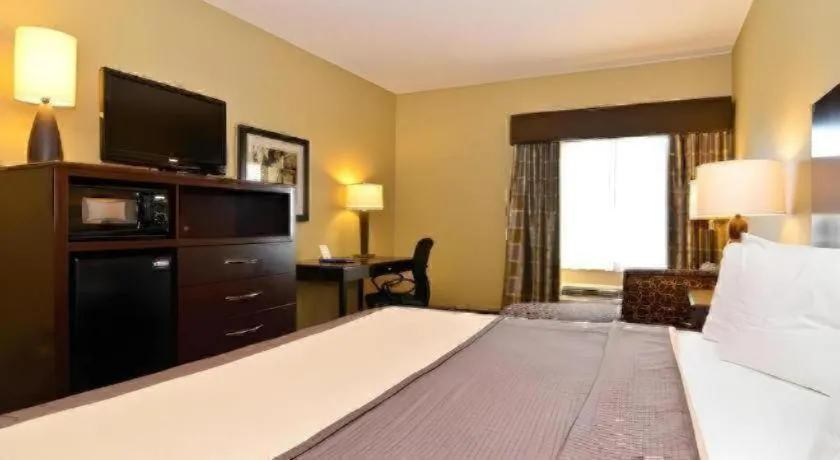 Bed in Best Western Oakdale Inn