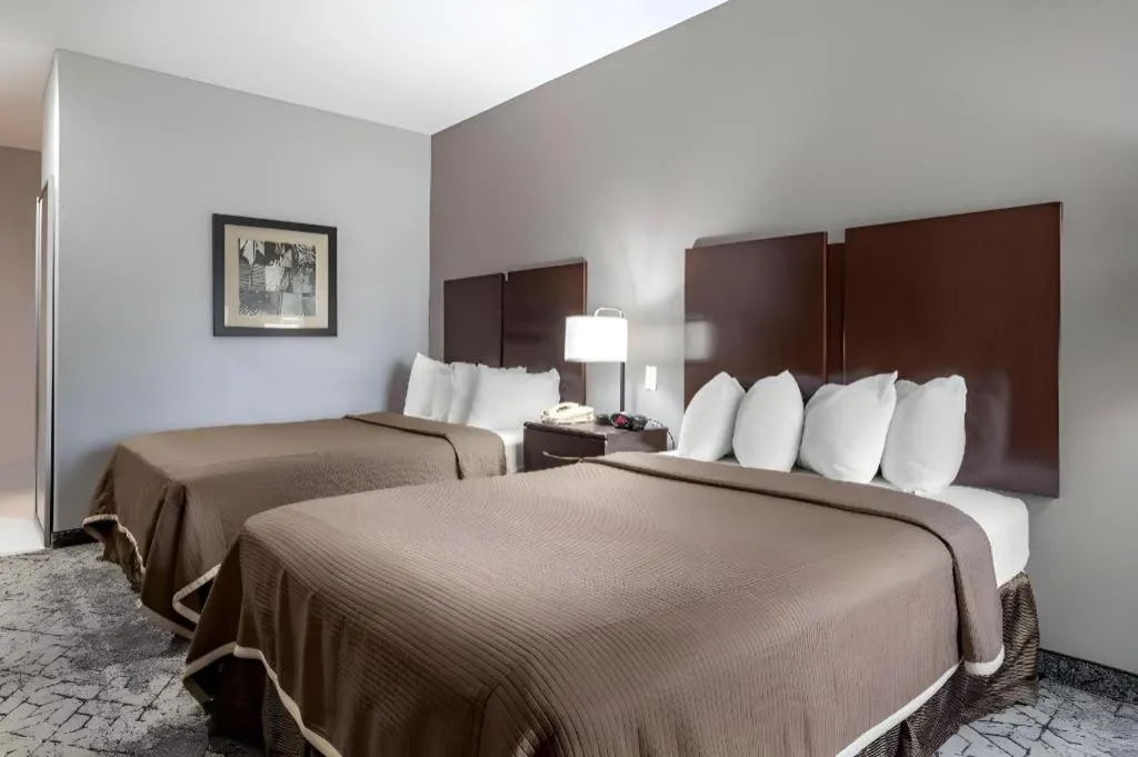 Bed in Best Western Oakdale Inn