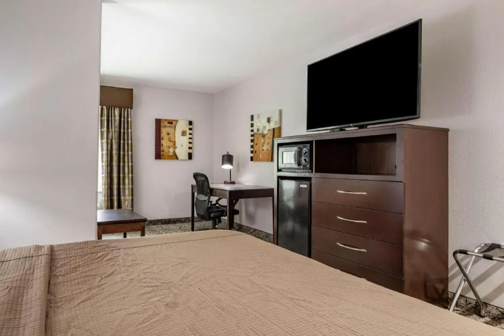 Bed in Best Western Oakdale Inn