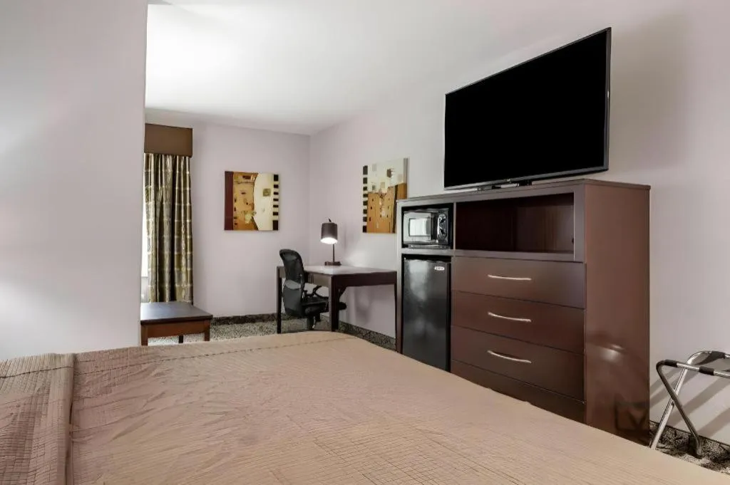 Bed in Best Western Oakdale Inn