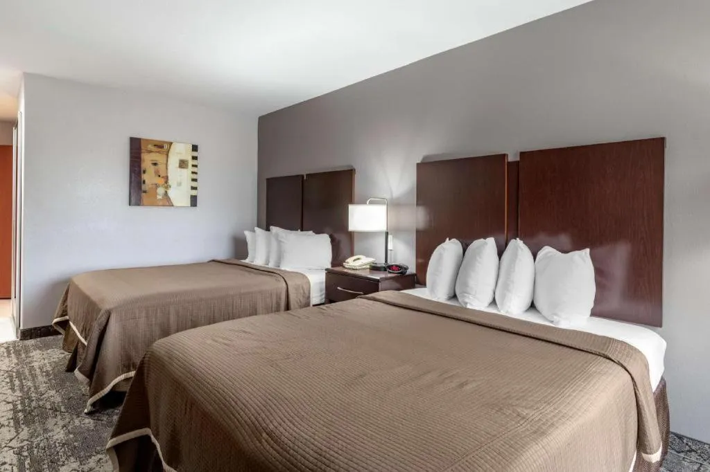 Bed in Best Western Oakdale Inn