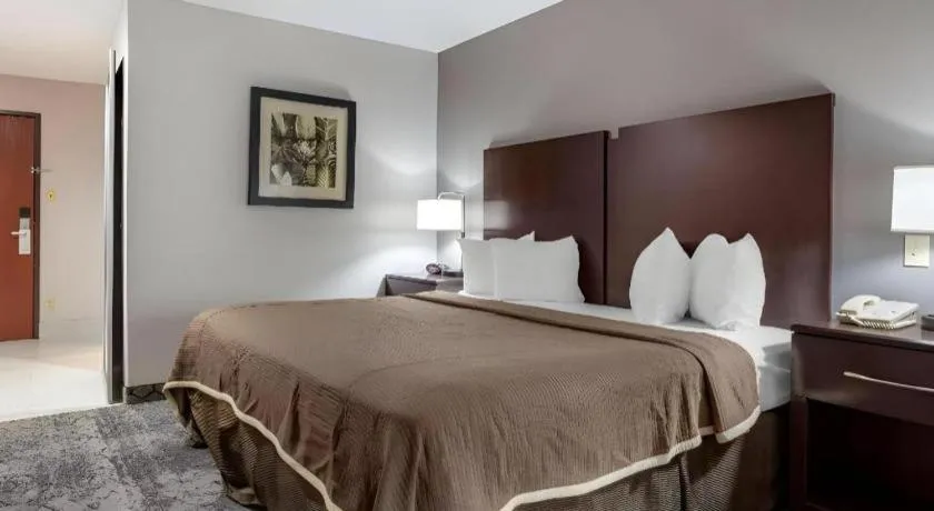 Bed in Best Western Oakdale Inn