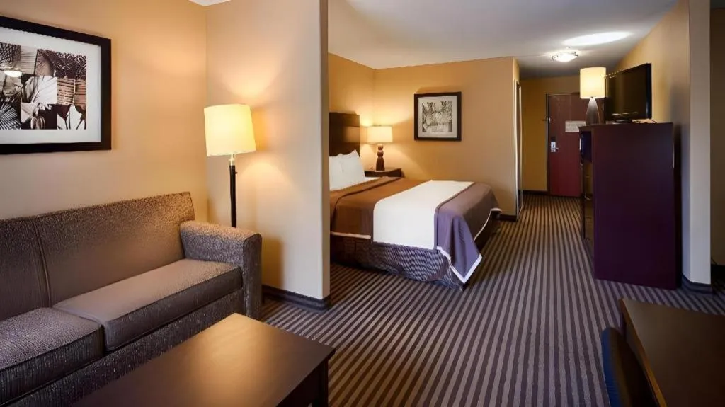 Bed in Best Western Oakdale Inn