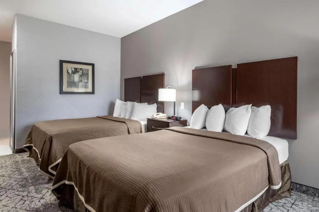 Bed in Best Western Oakdale Inn