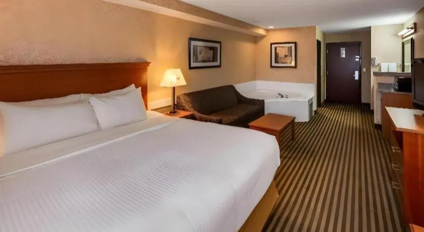 Bed in Best Western Rama Inn