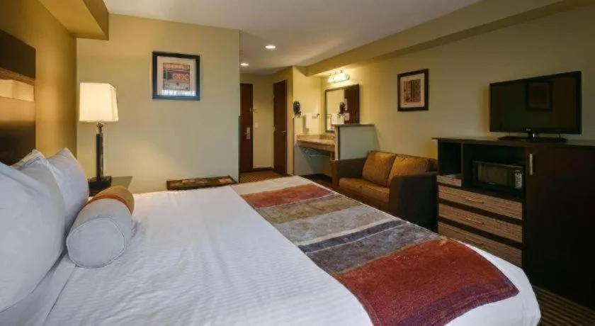 Bed in Best Western Rama Inn