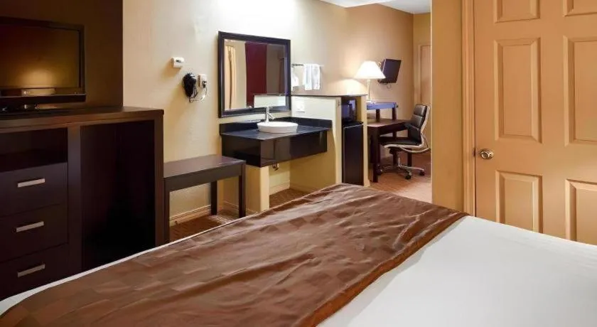 Bed in Americas Best Value Inn Monroe