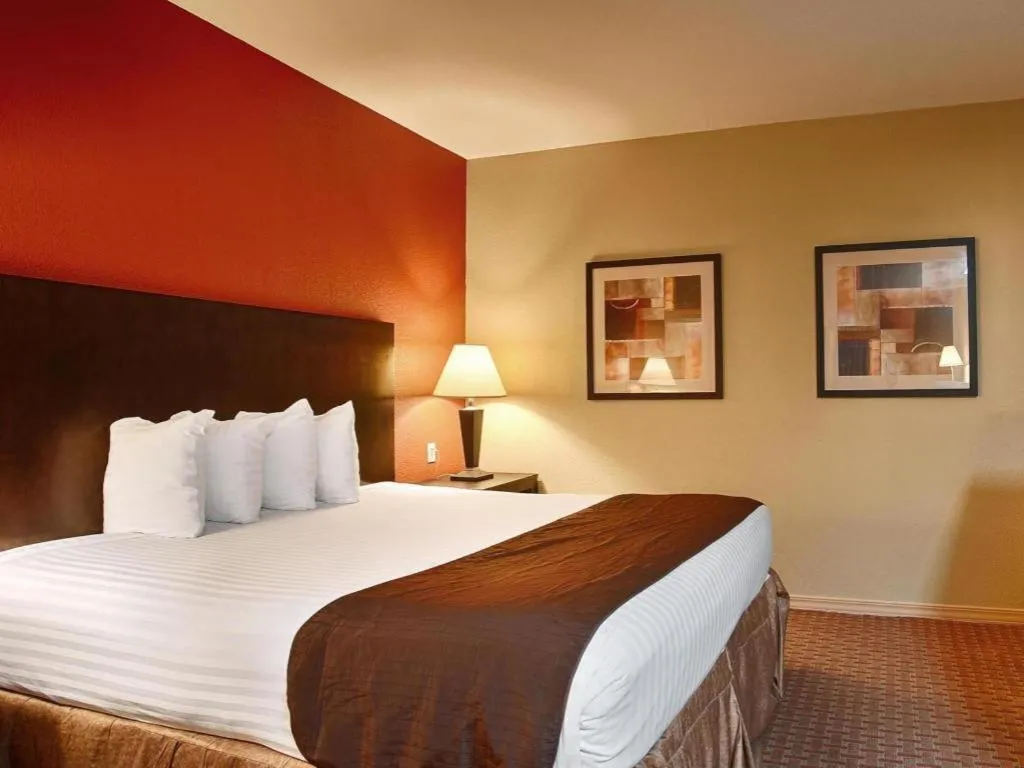 Bed in Americas Best Value Inn Monroe