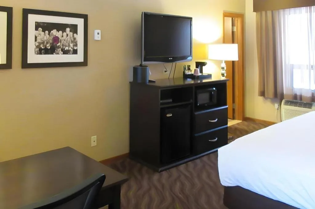 Bed in Quality Inn & Suites Detroit Lakes