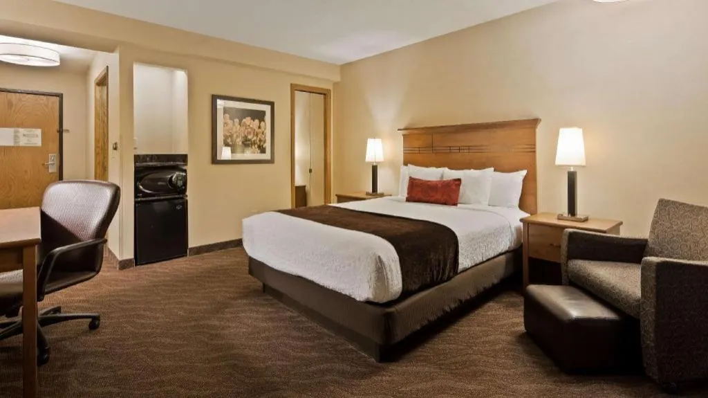 Bed in Quality Inn & Suites Detroit Lakes