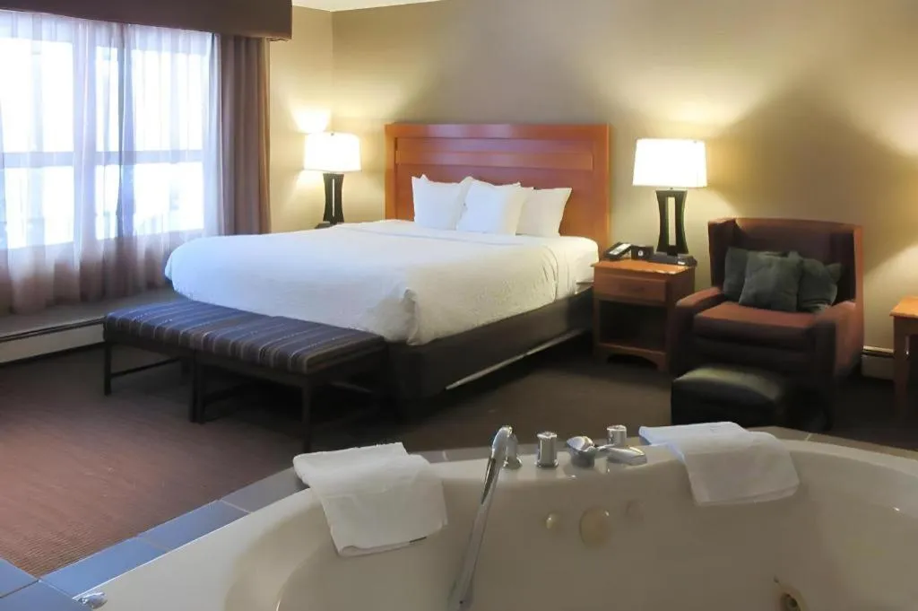 Bed in Quality Inn & Suites Detroit Lakes