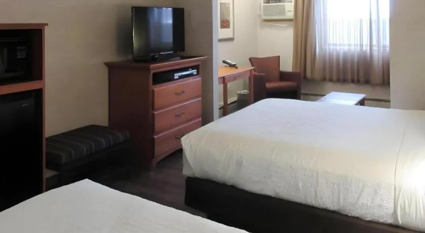 Bed in Quality Inn & Suites Detroit Lakes
