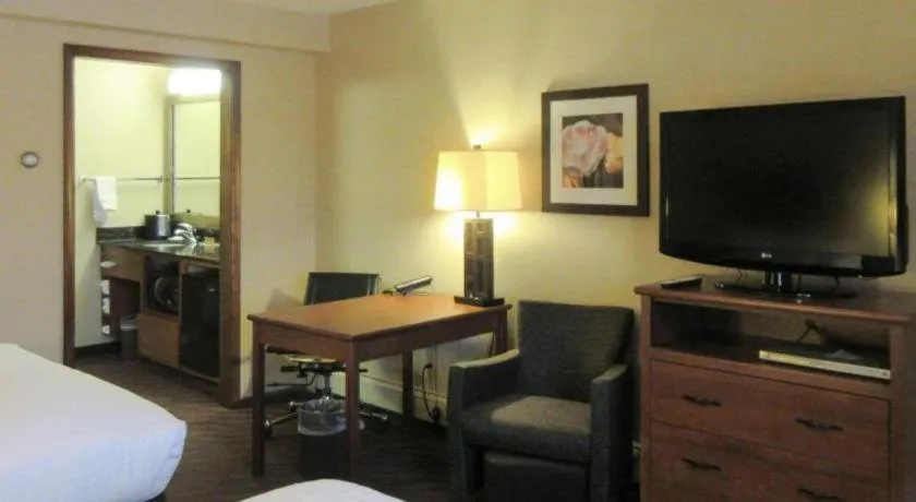 Bed in Quality Inn & Suites Detroit Lakes