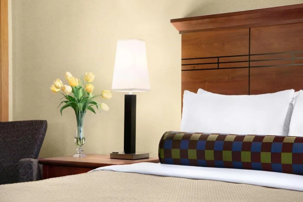 Bed in Quality Inn & Suites Detroit Lakes