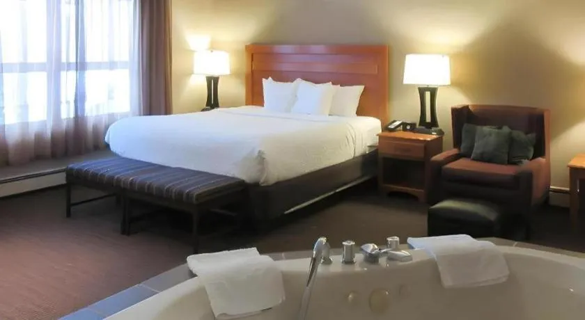 Bed in Quality Inn & Suites Detroit Lakes