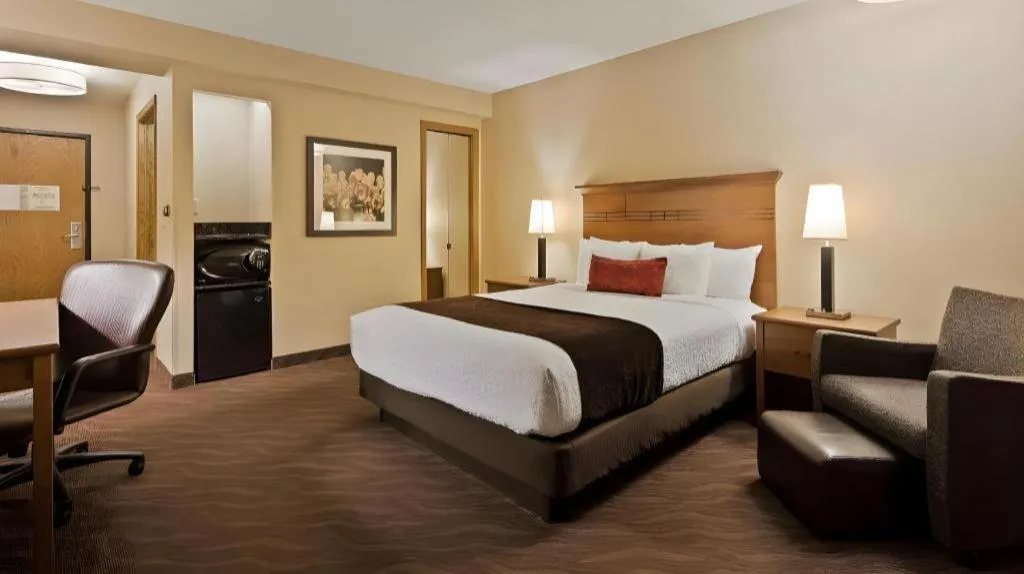 Bed in Quality Inn & Suites Detroit Lakes