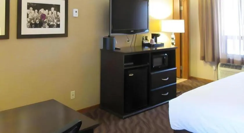 Bed in Quality Inn & Suites Detroit Lakes