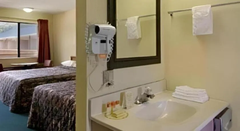 Bed in Americas Best Value Inn Canton, NC