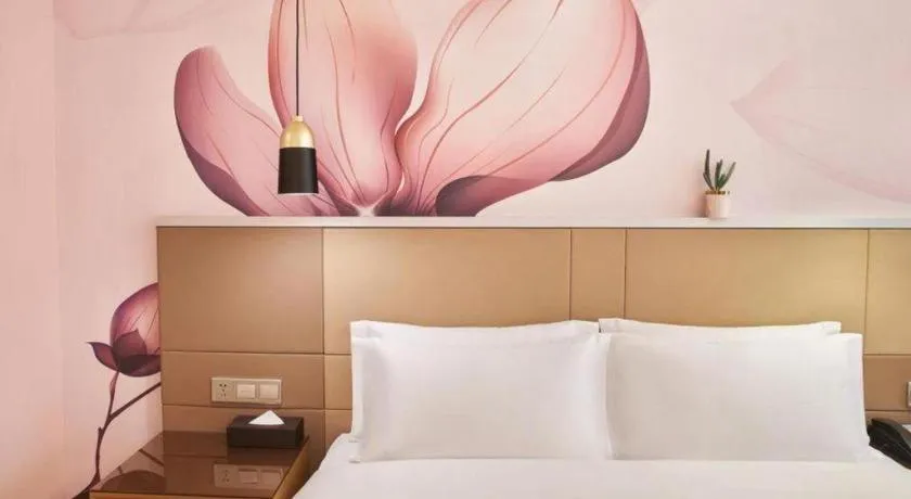 Bed in Yueyang Grand Skylight Hotel