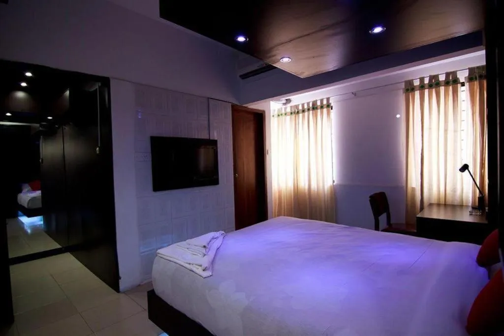 Bed in Tropical Daisy