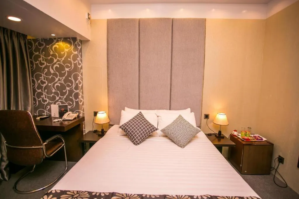 Bed in Tropical Daisy