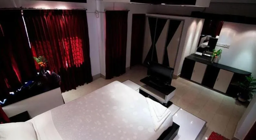 Bed in Tropical Daisy