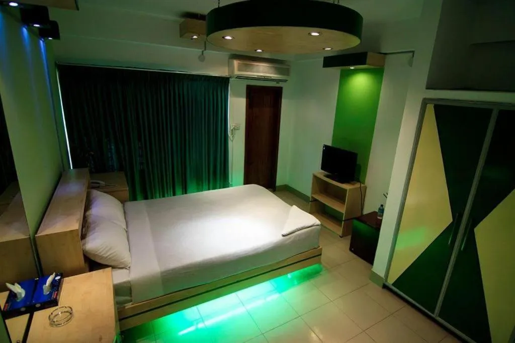 Bed in Tropical Daisy