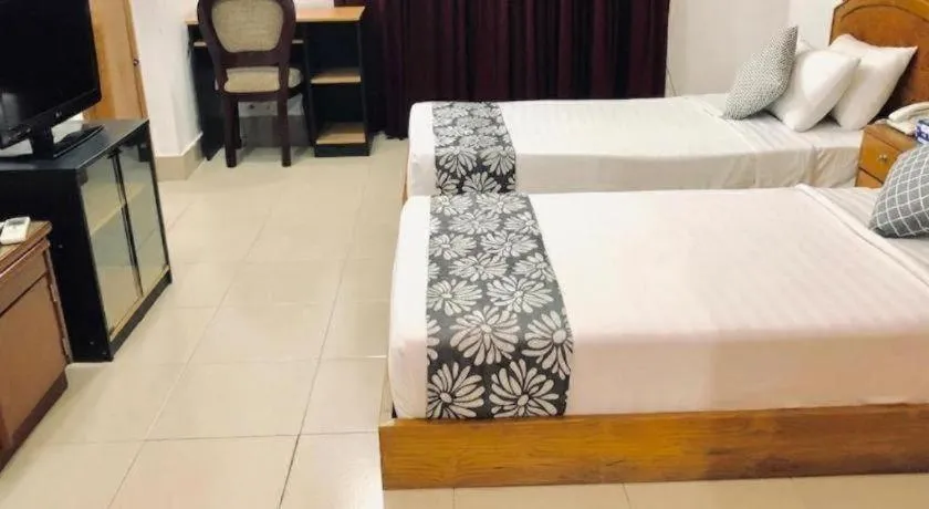 Bed in Tropical Daisy