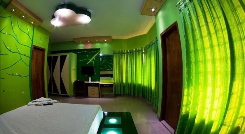 Bed in Tropical Daisy