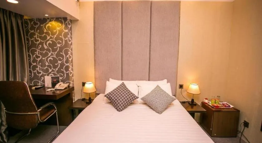 Bed in Tropical Daisy