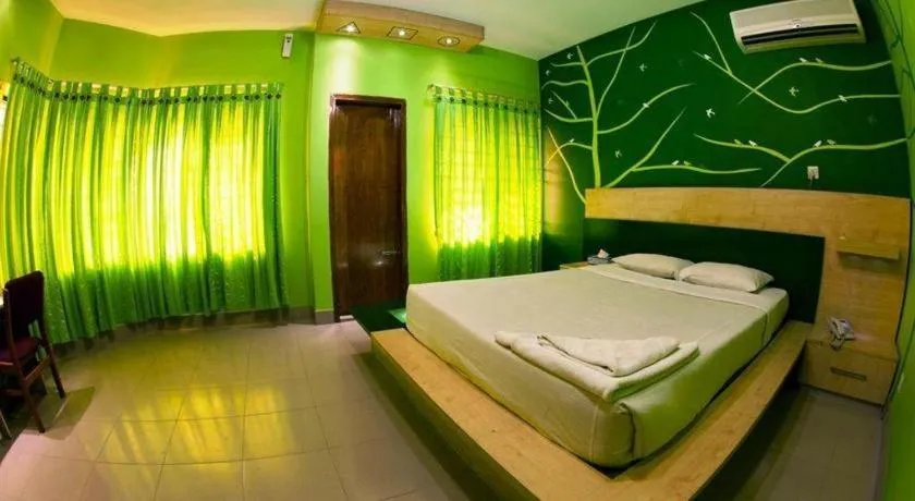 Bed in Tropical Daisy