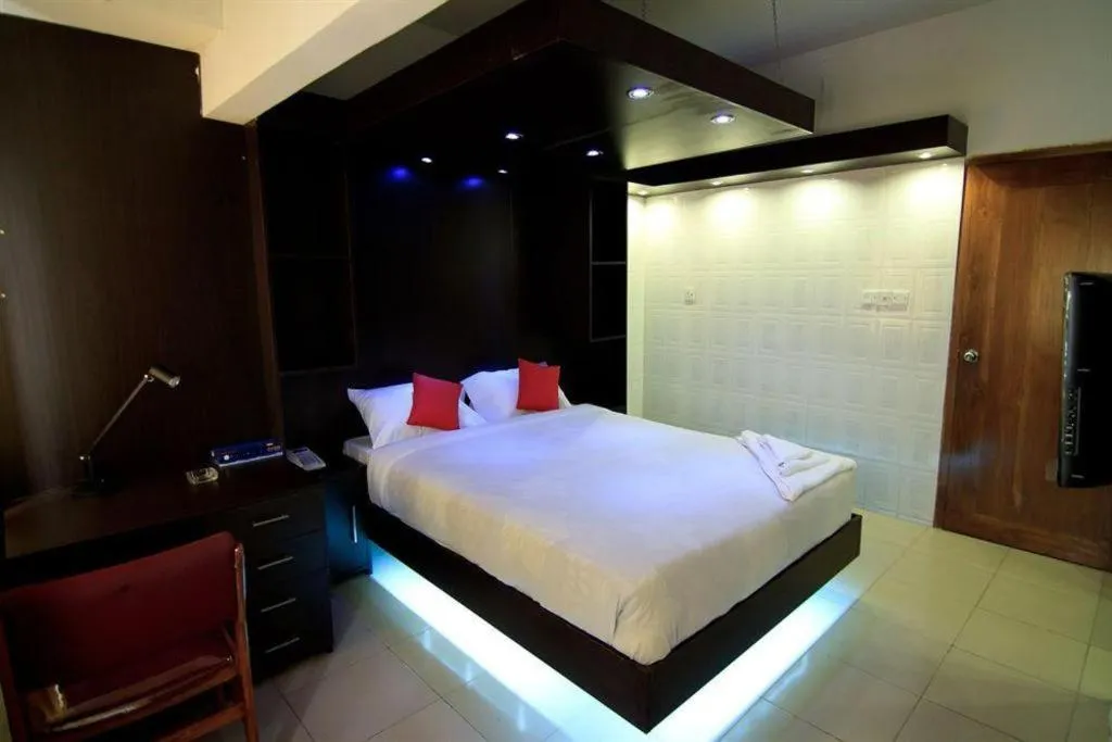 Bed in Tropical Daisy