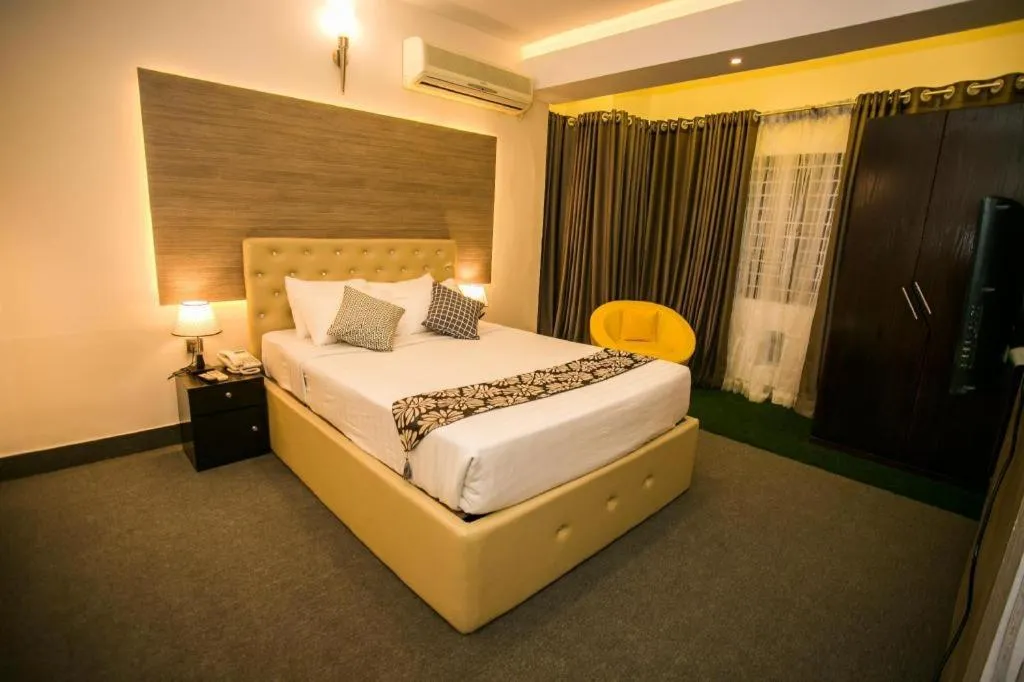 Bed in Tropical Daisy