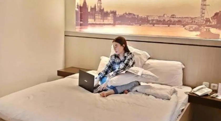 Bed in Alexander Hotel Tegal