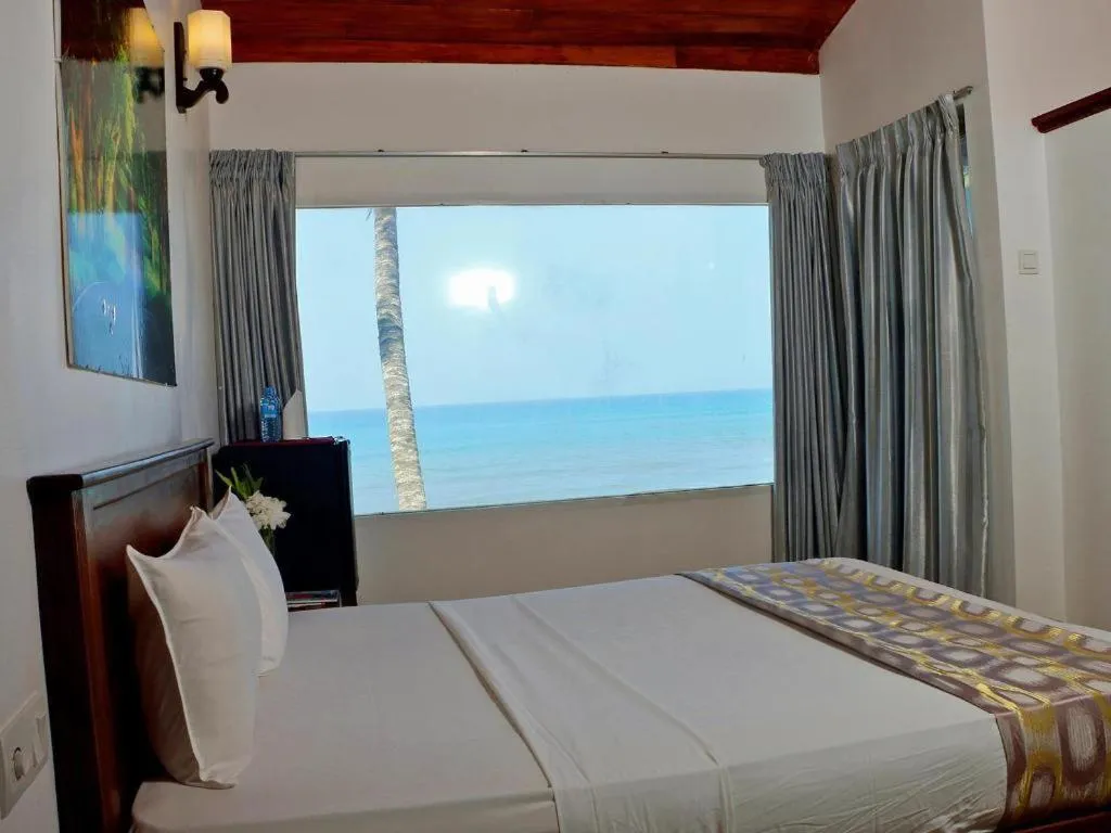 Bed in OYO 246 Roy Villa Beach Hotel