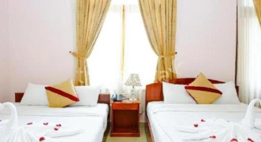 Bed in Gold Night Hotel